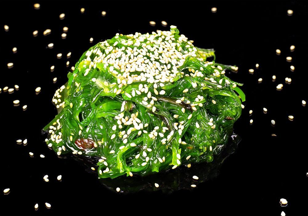 Салат чука с ореховым соусом